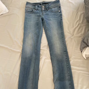Lågmidjade jeans - Super fina raka lågmidjade jeans som jag beställde från Sellpy men var tyvärr för stora för mig. Midjemått 72 enligt Sellpy. Storlek XS men skulle nog passa S. Passar någon upp till ca 167 cm skulle jag säga. Är 162 och dem är för långa för mig. Är fler intresserade blir det budgivning.