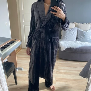 Sammet set  - Nej men kan vara det finaste set jag har!! I grått sammet från ZARA. Köpes tillsammans eller separat. 200:- för byxorna samt 200:- för kappan🤠