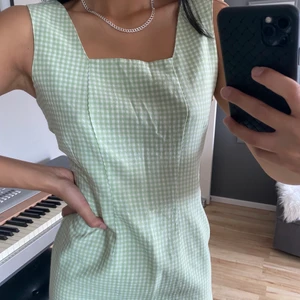 Gingham klänning - Grön gingham klänning inköpt 2nd hand i Paris💜