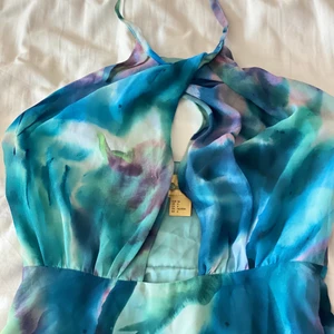 Klänning H&M. Storlek 34 - Klänning från H&M i storlek 34. Liten i storleken så Endast testad. 