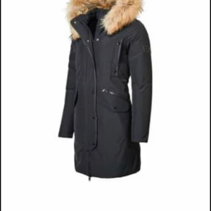 Rock and blue vinterjacka  - Storlek 44 men skulle säga att den är mindre i storleken så typ en L. Använd ett fåtal gånger förra vintern. Nypris är 4950