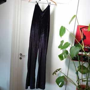 Byxdress i sammet - En svart byxdress i krossat sammet/velour! Väldigt fin förutom snöret som är slitet, man sätter det runt halsen. Går att använda men kanske kan bytas till ett finare. Dragkedja i sidan🌻