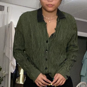 Ball tröja - Skit cool tröja i grön och svart. Frakt tillkommer. Stl är lite oklar då det står i tröjan stl 46 men den är väldigt mycket mindre. Den sitter perfekt på mig som har 34/36/38