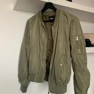 Bomberjacka  - Grön bomberjacka🖤