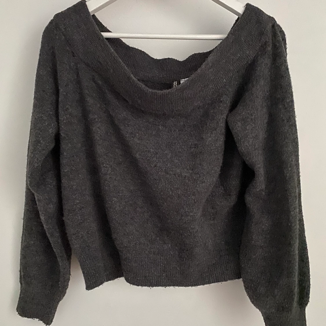 Grå stickad tröja