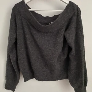  Grå stickad tröja  - En off shoulder grå stickad tröja från hm❤️