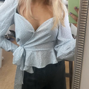 Topp  - Topp/blus från Nelly med lapparna kvar, storlek 38