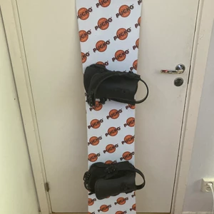Snowboard från pucko - Vunnen i en tävling för några år sen och är aldrig använd, därför säljs den.