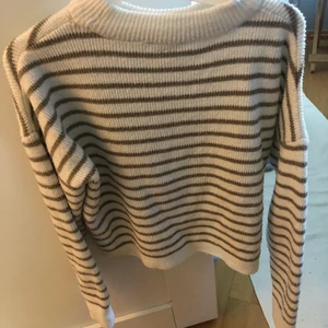 stickad tröja från NAKD - Strickad tröja från NAKD i fint skick som inte sticks!💕storlek XXS men är lite oversized i modellen. Säljer för 70kr+frakt som köpare står för, betalning sker via swish 