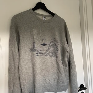 Uniqlo sweatshirt - Uniqlo sweatershirt with japanese inspired art