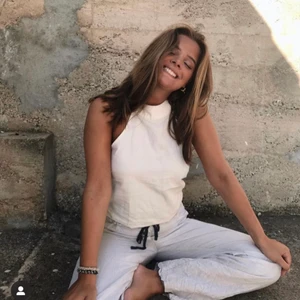 Frida Tordhag x NAKD halter topp - Superfint och aldrig använd halter topp med knytning i nacken. Så himla fin och önska att jag inte behövde sälja, men de har inte kommit till användning då de är för små för mig (säljer även en svart). Materialet liknar linne och är därför lyxiga och sköna på sommaren. 150 kr + frakt