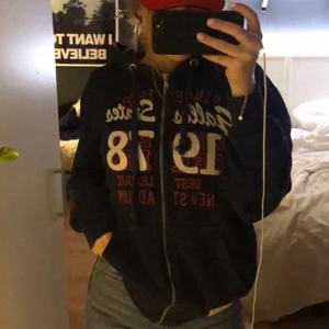 Mörkblå hoodie med dragkedja  - Mörkblå huvtröja med dragkedja, skitsnygg och jätteskön men har inte använt den på länge. Har använts ganska mycket men är i jätte bra skick!💓