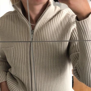 Stickad kofta  - Säljer denna sjukt snygga och trendiga koftan som jag köpt på second hand! Så snygg färg och i ett väldigt bra skick🌟🦋