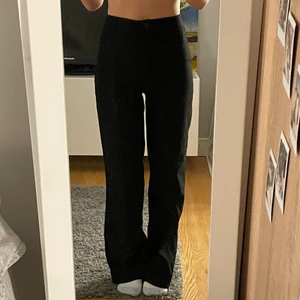 Högmidjade raka kostymbyxor🖤 - Säljer mina gamla kostymbyxor från monki!