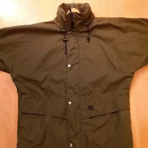 Helly hansen oanvänd  - oandvänd helly hansen hacka. perfekt nu när augusti kvällarna biter emot huden. Kommer med ett kanon pris med 600kr