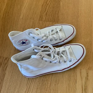 Vita converse  - Vita converse i relativt bra skick (förutom färgen som smält på märket, som man kan se i sista bilden). Storlek 39,5 och säljer dem för att de har blivit för små. 200 kr (exklusive frakt). Kontakta vid intresse. Kan förekomma budgivning om det är många som är intresserade.