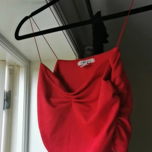 "Linne"  - Ett rött festigt linne med färgen röd. Den är bara använd en gång på min skolavslutning. Köpt för 200kr och säljer den för 70+frakt och med frakt kostar den 150kr