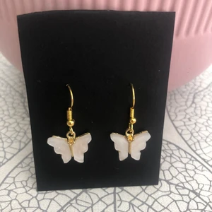 Fjärilsörhängen - Så fina nickelfria örhängen med vita fjärilar till ett billigt pris. Såklart aldrig använda, de säljs från hemsidan men går också att köpa här. Om ni vill titta till hemsidan där det finns fler produkter och ni kan göra er egen order så finns den i profilen på instagramen glossy.shop.se🌸💞 Välkommen och tack ifall du är intresserad av att köpa. Skriv om ni vill att det ska slås in som present😊