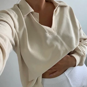 Beige tröja - säljer exakt denna tröjan på bilden, storlek S men är mer oversize i modellen! Aå funkar att ha som klänning om man vill eller bara ha den som den är. Går att stylea till mycket. Aldrig använd!! Köp direkt för 500kr