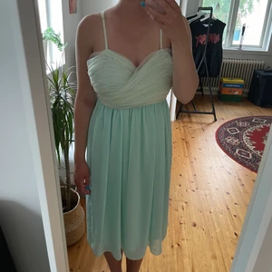 Mintgrön finklänning - Väldigt fin mid-längd klänning i cool färg. Passar perfekt till bröllop/dop eller liknande. Använd en gång. 