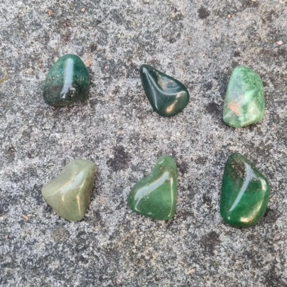 Säljer dessa gröna kristaller/stenar, vet inte riktigt vilken sort det är men några kanske kan vara grön Jaspis. Säljer för 25kr st. Kan samfrakta ifall det skulle önskas. Ca 2-3 cm beroede på vilken sten. Köpta i butik:). Övrigt.