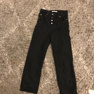 Levis ripcage jeans storlek 25 - Jeansen är i väldigt gott skick eftersom det finns inga slitningar och oanvända och är därav som nyköpta. Passformen är straight och är lite kortare i modellen och går lite även ankeln för mig som är 165 cm💕 Hör gärna av er vid intresse!