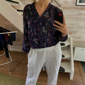 Blus - Jättesöt blus i lila med ett fint mönster. Sitter löst på mig som vanligtvis har s i tröjor. Super fin!💕