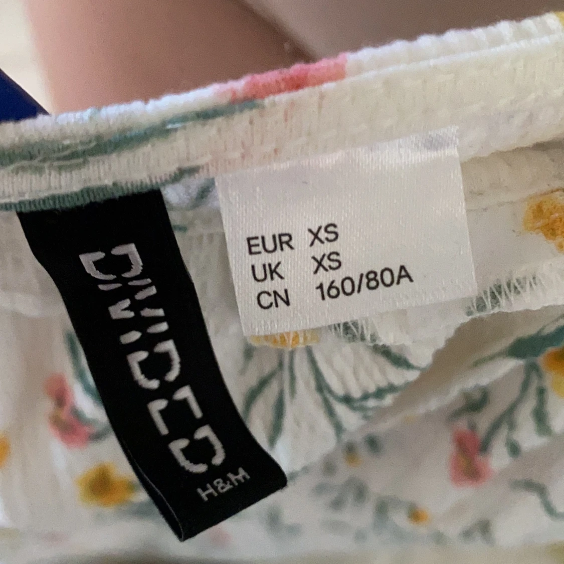 Vit blommig knälång klänning strl. xs - 91