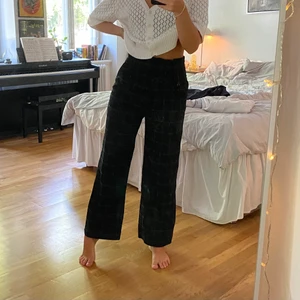 Rutiga kosymbyxor - Rutiga, högmidjade kostymbyxor från H&M! Sitter superfint på!! Jag är 166cm lång 