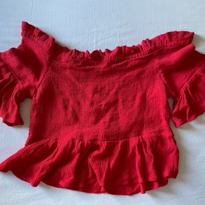 Gina Tricot topp oanvänd - Oanvänd topp från Gina i strl 42 men passar en medium eller Large oxå 