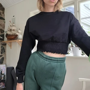 Kroppar svart tröja - Sjukt cool tröja som jag tycker så mycket om! Har flera i denna modell så säljer den här. Passar till typ vad som häls och är såååå bekväm! Köpare betalar frakt.