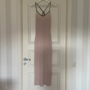 Stickad klänning - Beige stickad klänning. Jättefin på sommaren över en bikini🙌 Köparen står för fraktkostnaden😊