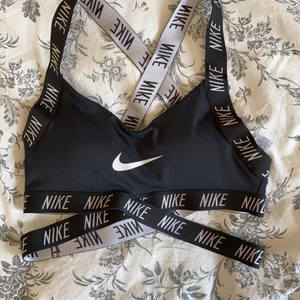 Sport BH från NIKE - Sport bh från nike som knappt är använd! Hur snygg som helst speciellt i ryggen! Kan hämtas i malmö/lund, dm för mer info. Annars står köparen för frakten!