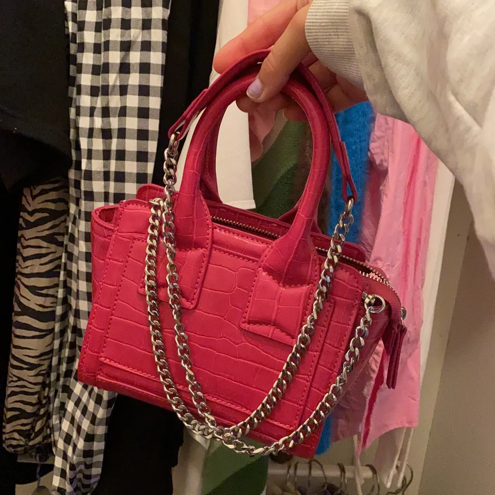 Så fin rosa väska använd endast en gång! Så rymlig och najs att man kan ha den både som axelväsk och handväska 💕💕🧇. Accessoarer.