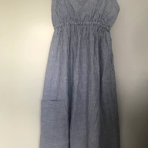 Sötaste sommarklänning stl S i nyskick  - Randig klänning med ficka i ljus blått och vitt. I nyskick! Resår under bysten.