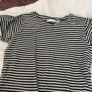 T-shirt  - Tröja från lager 157 i storlek xs men passar även mig som har S. Använd fåtal gånger, jättebra skick 