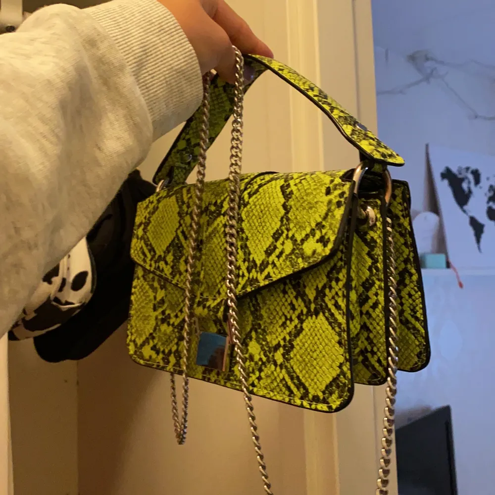 Så fin grön väska från zara! Grymt att man kan använda den både som hand och Axel väska ✅✅❤️. Accessoarer.