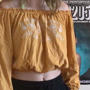 this is a really cute yellow cottage core top that is a perfect summer piece for your closet! it has a really pretty white flower embroidery that makes it very unique <3