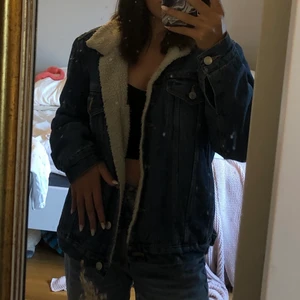 Jeansjacka med ludd  - Din jeansjacka med Teddy ludd på insidan och på kragen. Köpt för 400kr säljs för 150 + frakt.😊 den är storlek xs men någon med storleken S och M kan också ha den.💕😊🦋