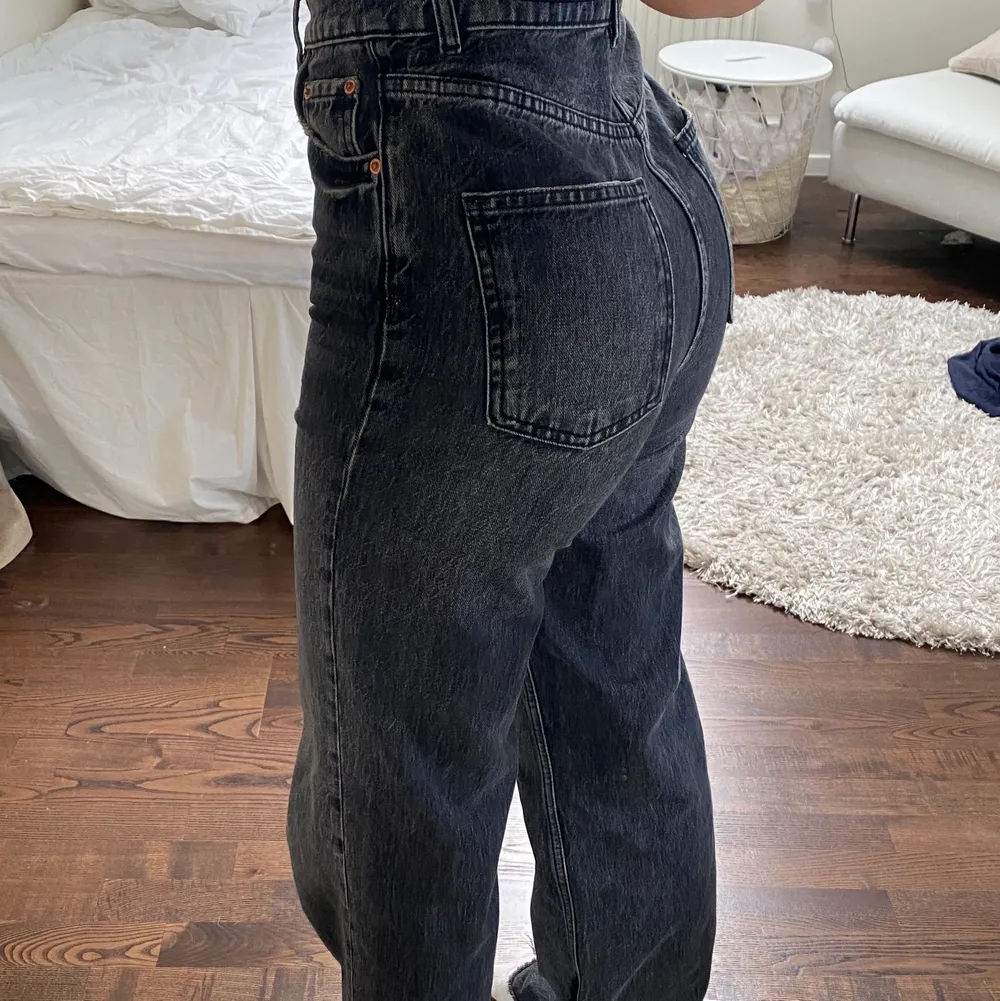 Slutsålda mörkgråa jeans från Zara. Storlek 36. Säljer då de inte kommer till någon användning. Frakt tillkommer❤️. Jeans & Byxor.