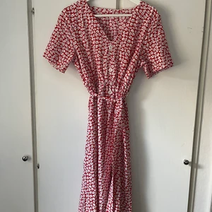 Somrig klänning  - Säljer denna klänningen som är en riktig sommardröm🤩 Man kan välja att ha den knuten runt midjan men man kan även ta bort banden. Den är i storlek M. Vet inte vad original pris var men mitt pris är 50kr. Köparen står för frakten💕