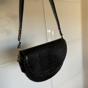 Svart axelväska - Så fin svart axelväska köpt på mango. Nästintill oanvänd och i mycket bra skick! Bandet går att förlänga ifall man vill ha den som en crossbodybag💕💕 (säljer för 170kr+frakt på 66kr). Hör av er ifall ni har frågor🌟