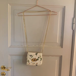 Blommig väska  - Säljer en gullig blommig väska till ett billigt pris