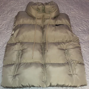 Nike väst - Säljer en jätte fin Nike väst som jag då köpt men aldrig använt! Är osäker på vad frakten blir kollar upp det när någon blir intresserad! Bara så att alla vet det är ej äkta men ser ut som de och den har ej gått isönder och har haft den över 1år