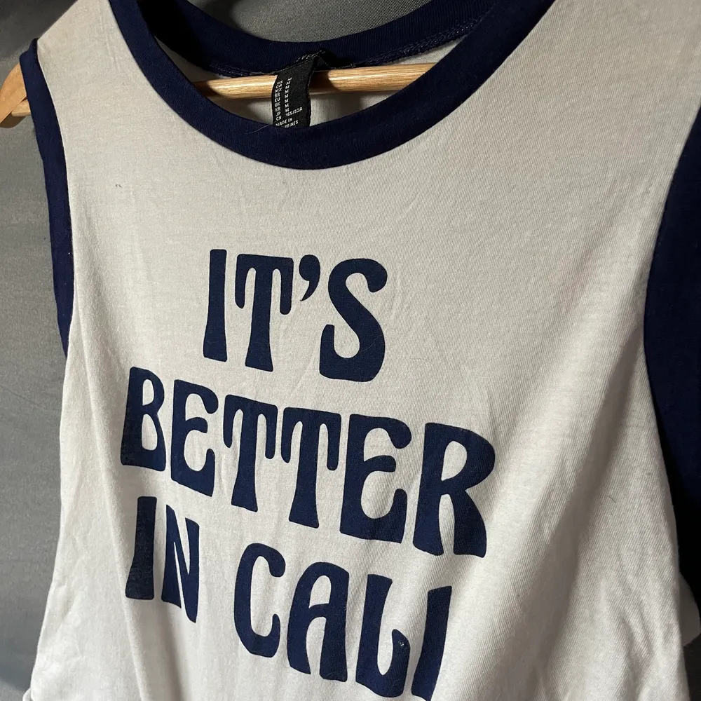 Its better in Cali tee from Forever 21. In size M. . Skjortor.