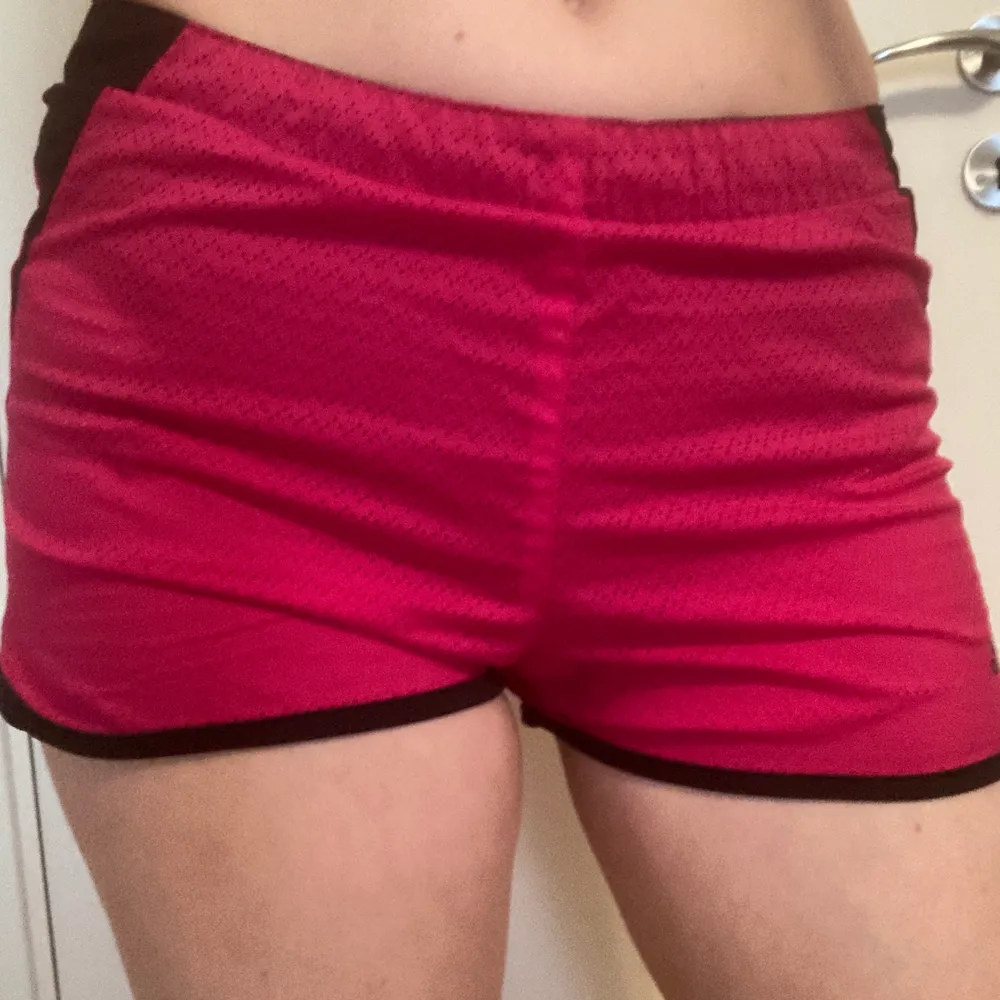 Jättefint skick! Storlek xs (för små för mig). Sportiga shorts som passar till träning.. Shorts.