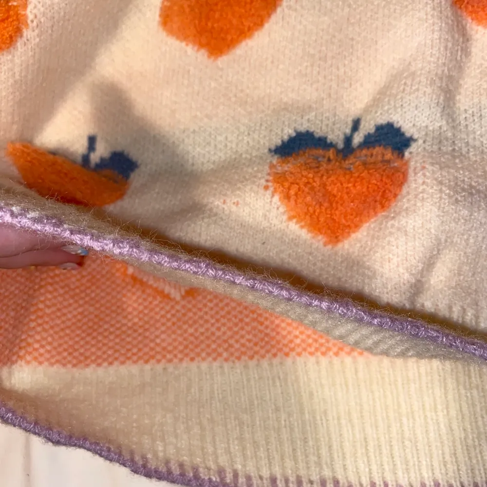 đJapanese streetwear inspirerad tjocktröja!đ Köpt pĂ„ yesstyle förra Ă„ret men knappt anvĂ€nt den :( Super tjock och mysig passar NOG S-L đ„°. Neuleet.