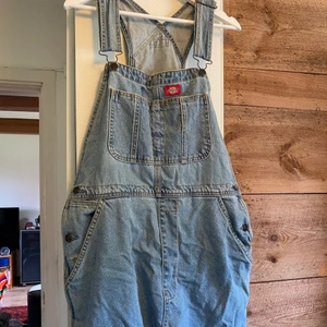 Dickies jeansklänning  - Hängselklänning från Dickies, väldigt fint skick, sparsamt använd. 