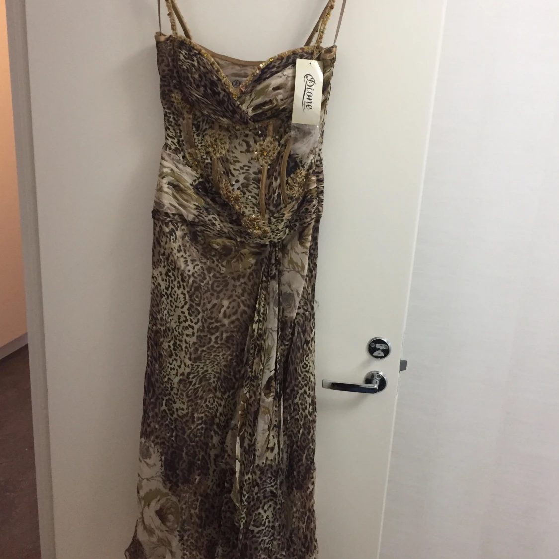 Oanvänd aftonklänning    - 90