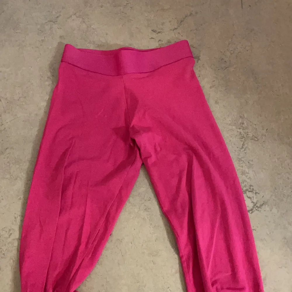 Adidas byxor i strl:152. Mörk rosa byxor och är sportbyxor. Är i bra skick.. Jeans & Byxor.